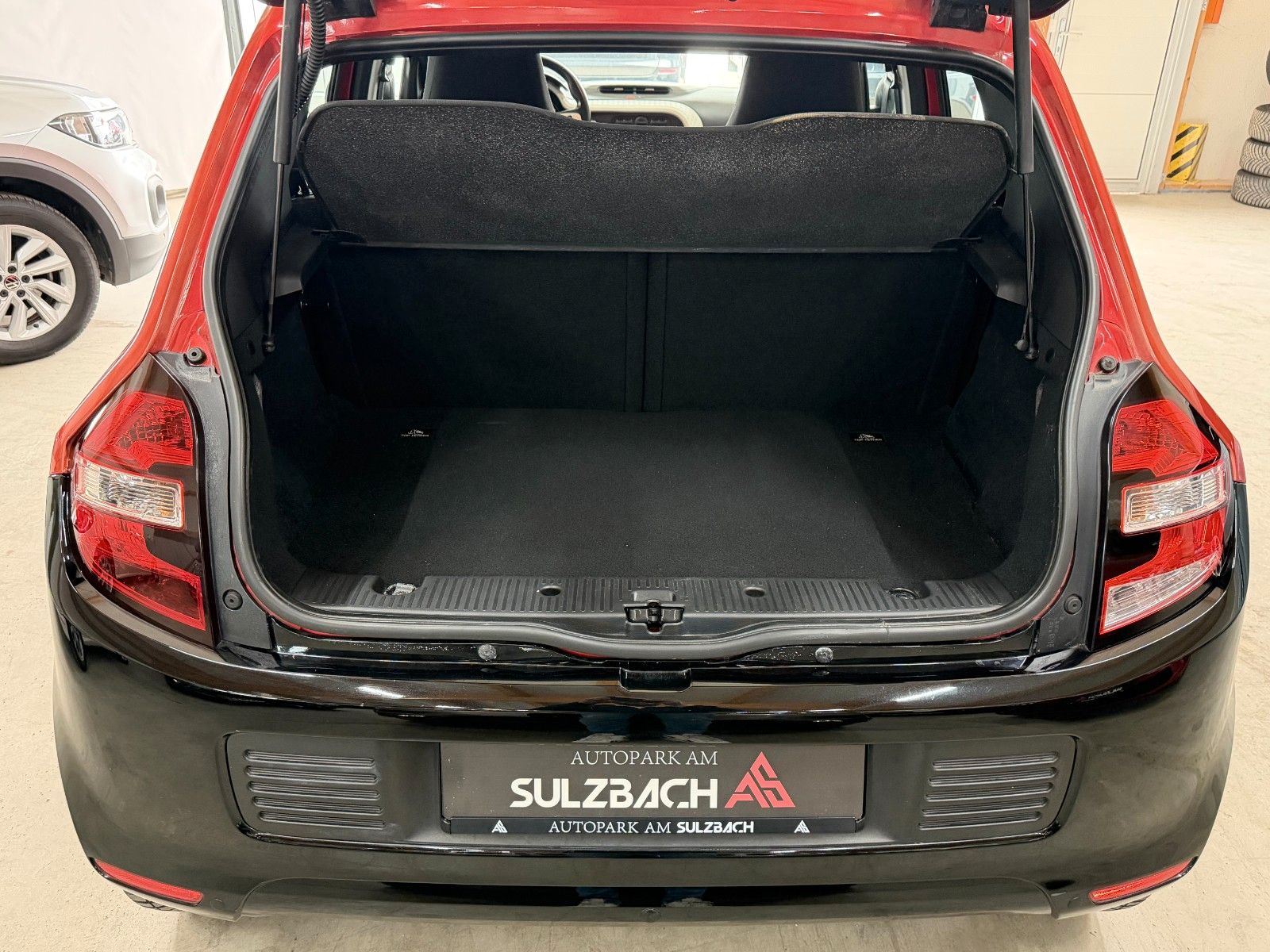 RENAULT Twingo RED Ansicht 16