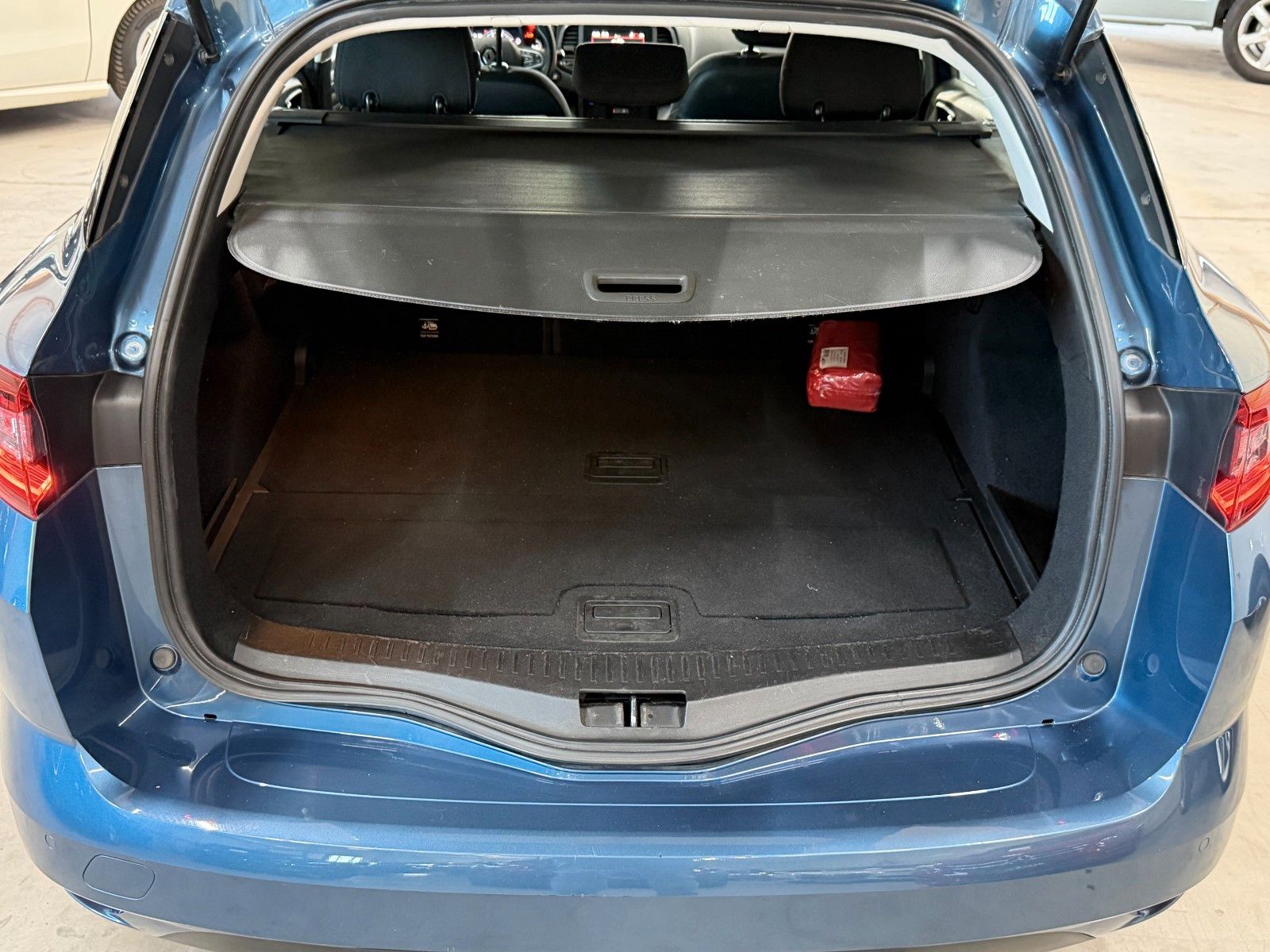 RENAULT Megane BLUE Ansicht 17