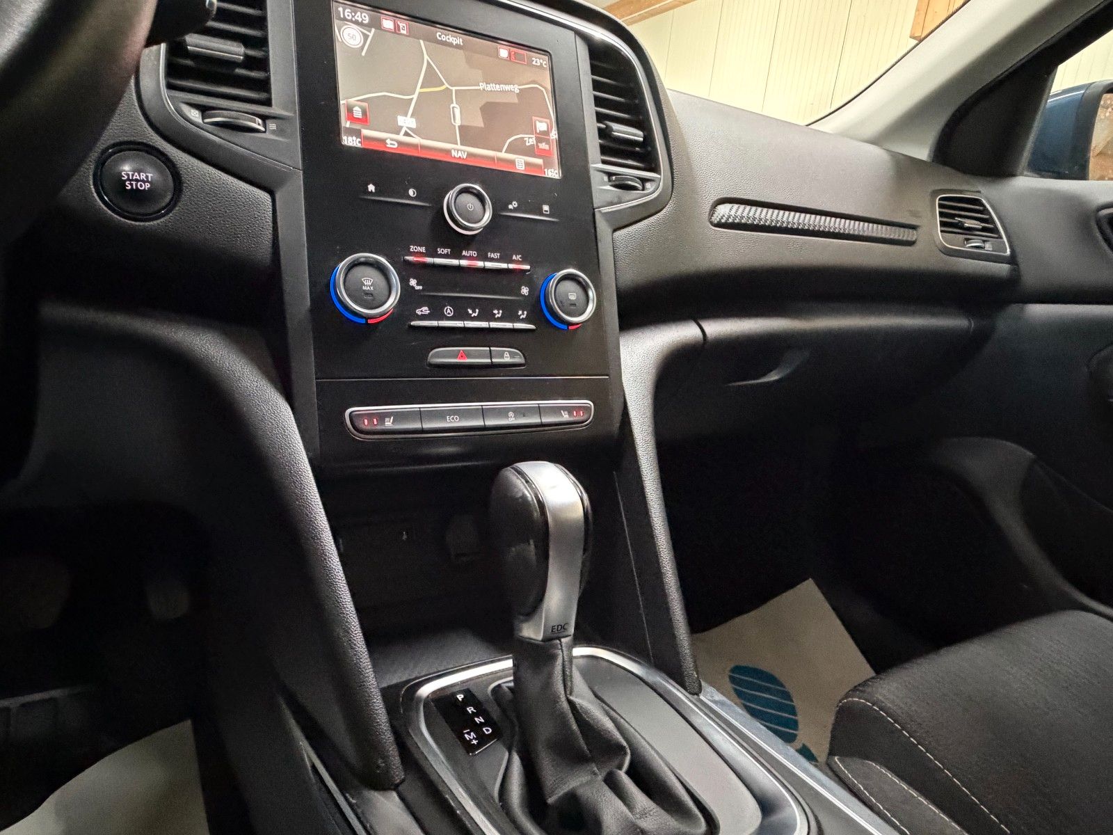 RENAULT Megane BLUE Ansicht 15