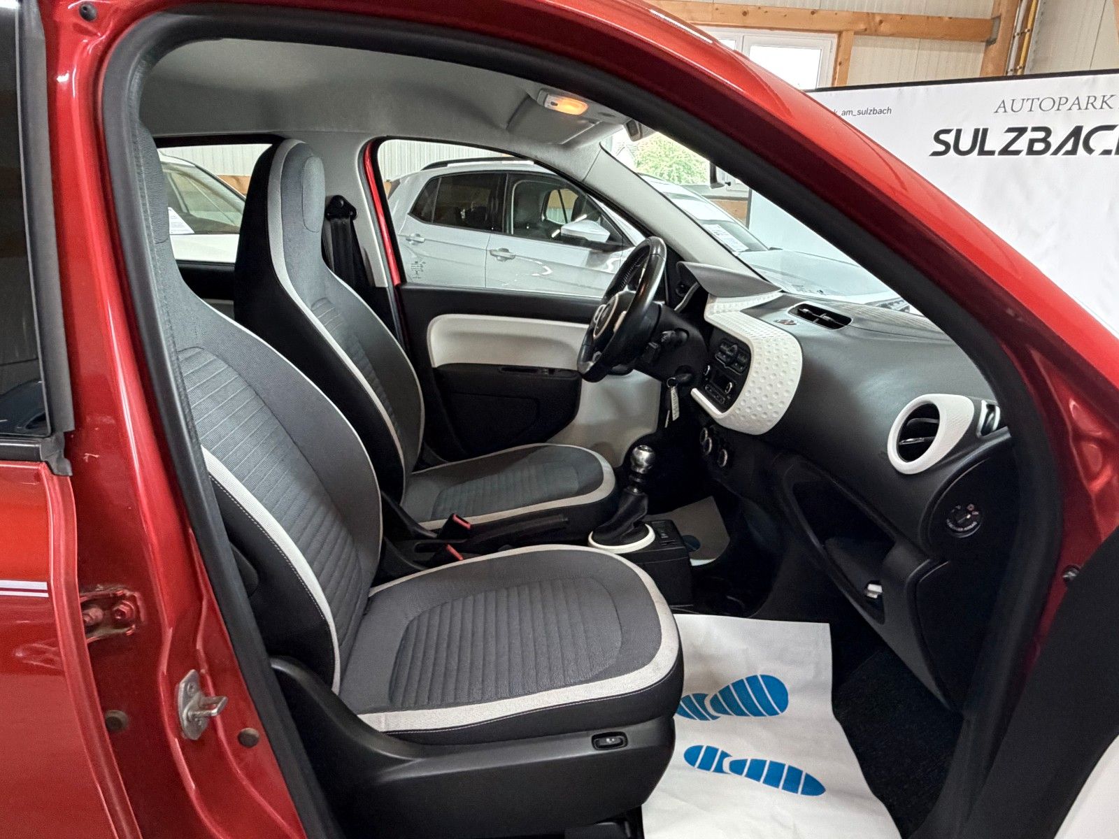 RENAULT Twingo RED Ansicht 12