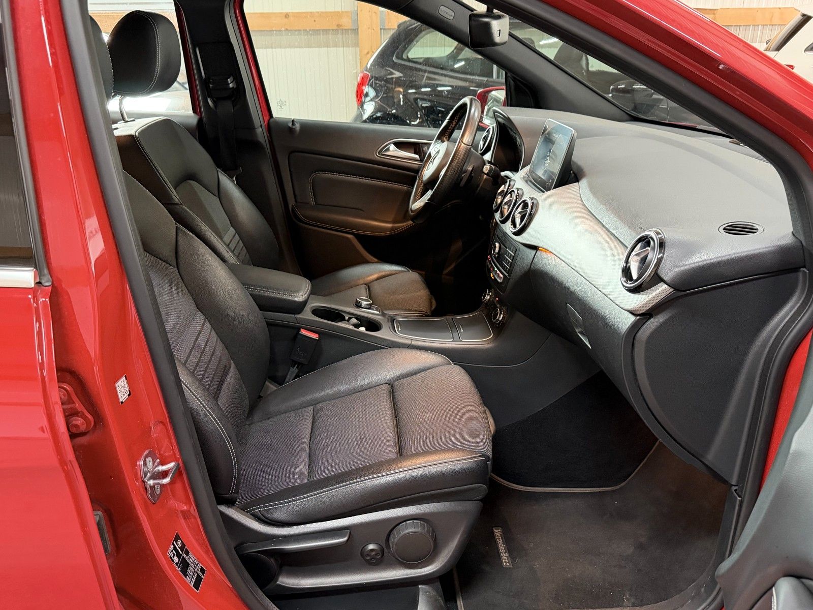 MERCEDES-BENZ B 220 RED Ansicht 12