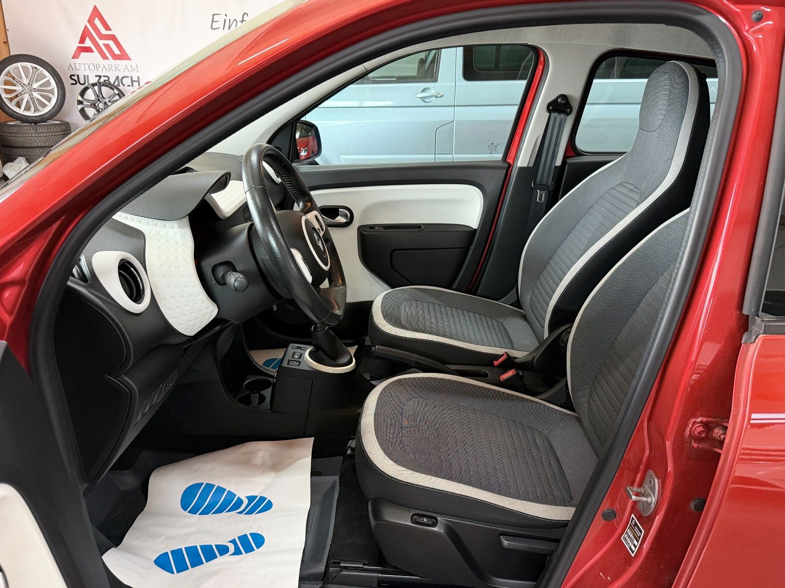 RENAULT Twingo RED Ansicht 8