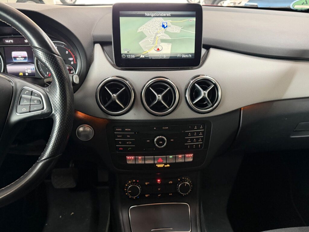 MERCEDES-BENZ B 220 RED Ansicht 16