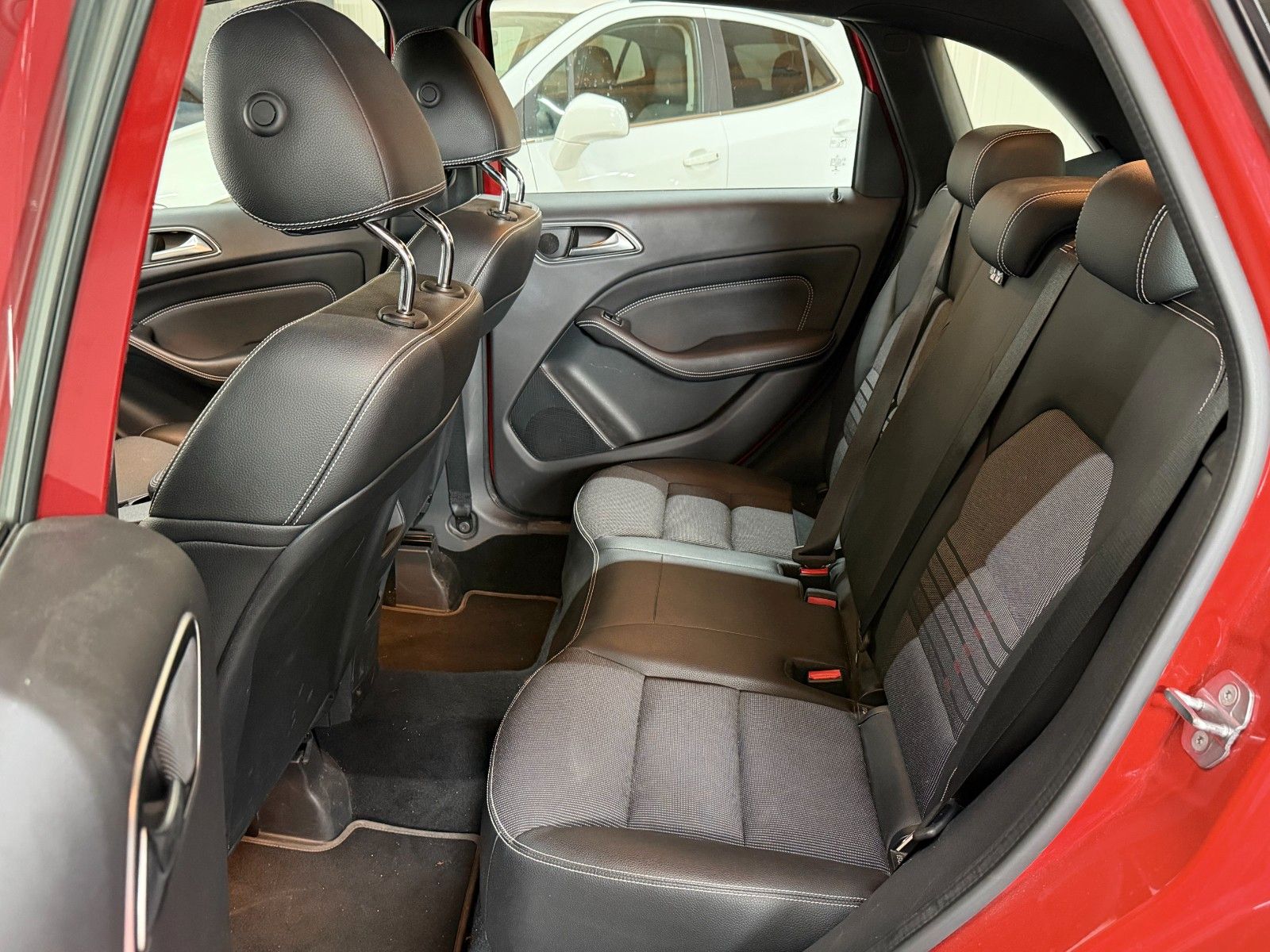 MERCEDES-BENZ B 220 RED Ansicht 10
