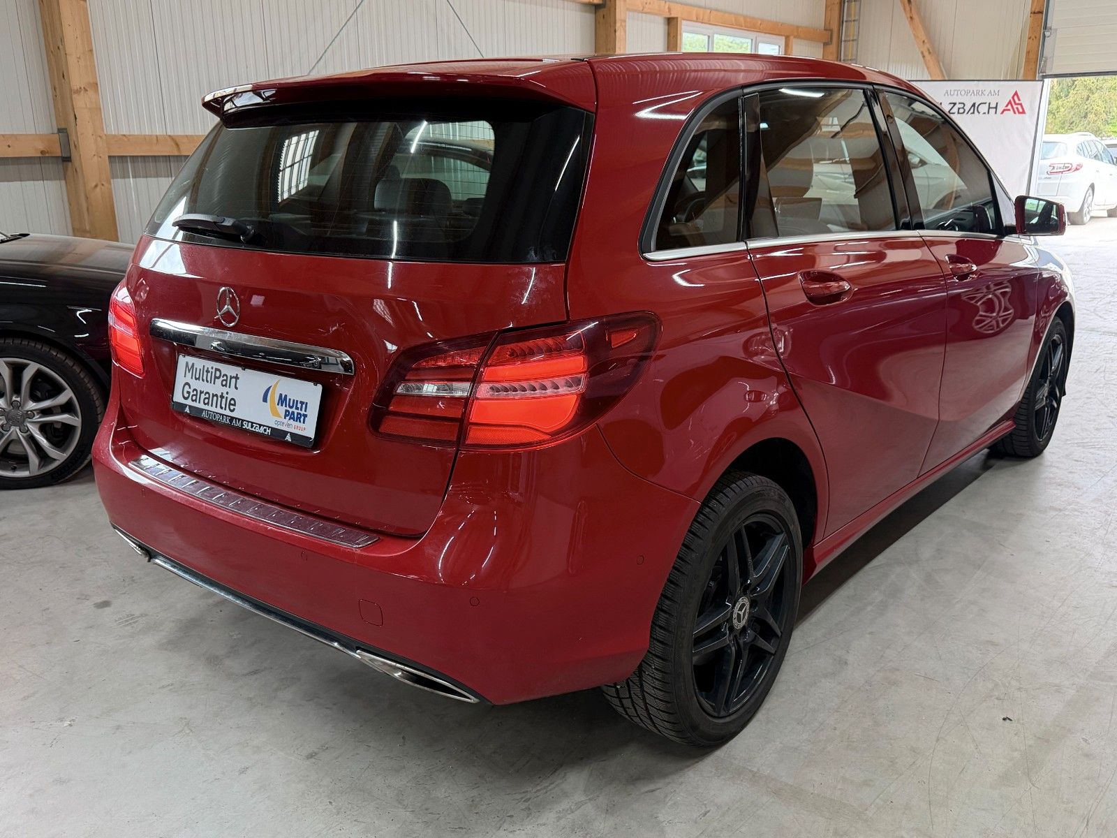 MERCEDES-BENZ B 220 RED Ansicht 4