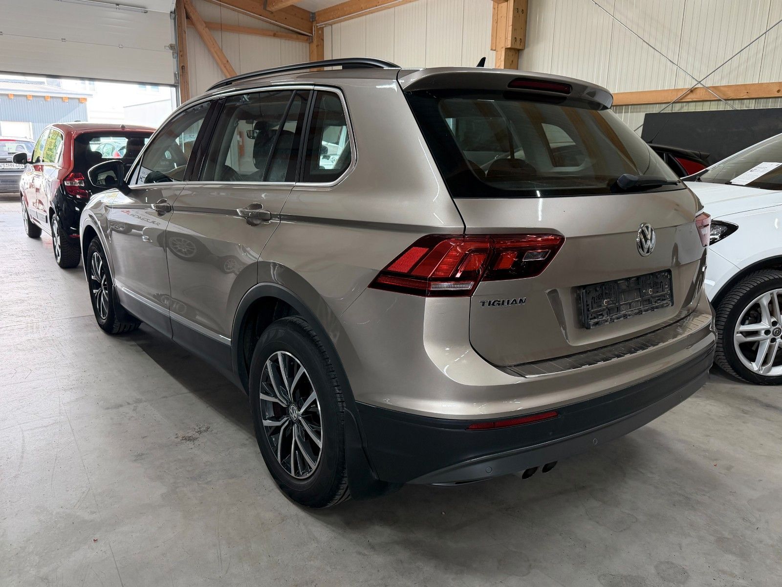 VW Tiguan BEIGE Ansicht 5