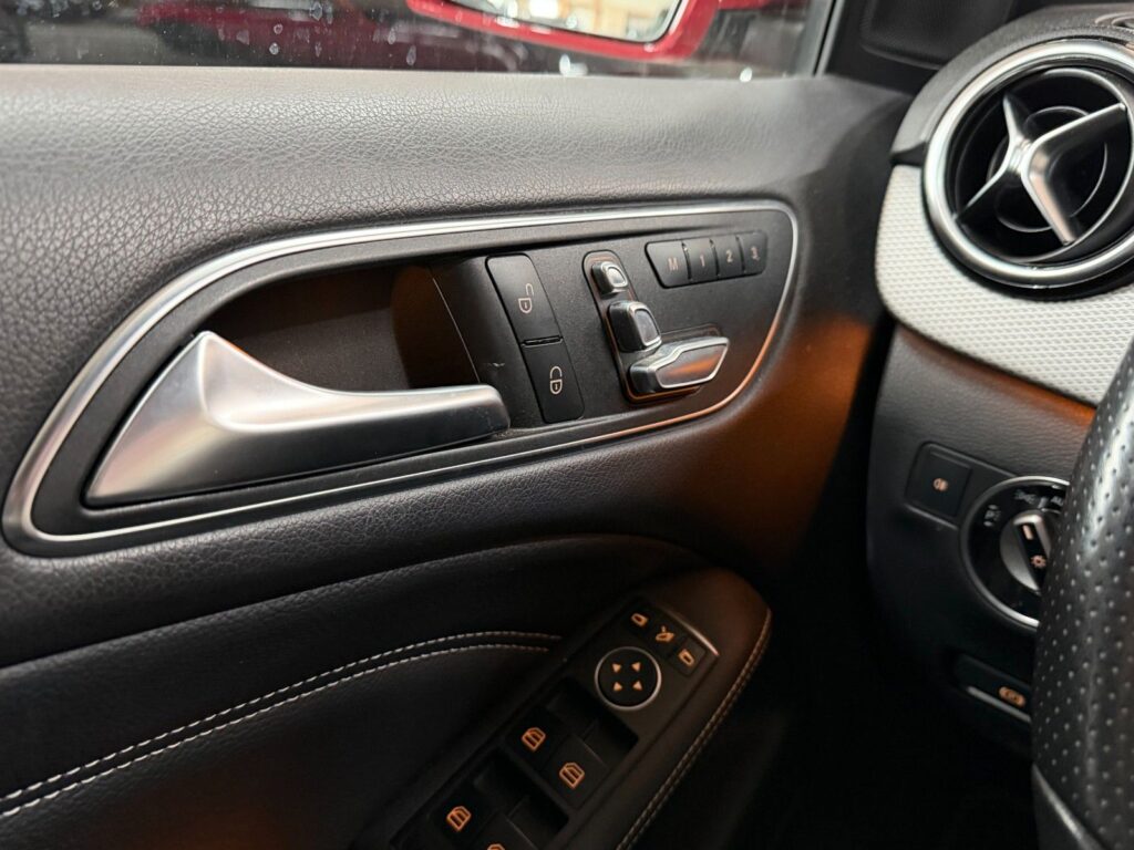 MERCEDES-BENZ B 220 RED Ansicht 17