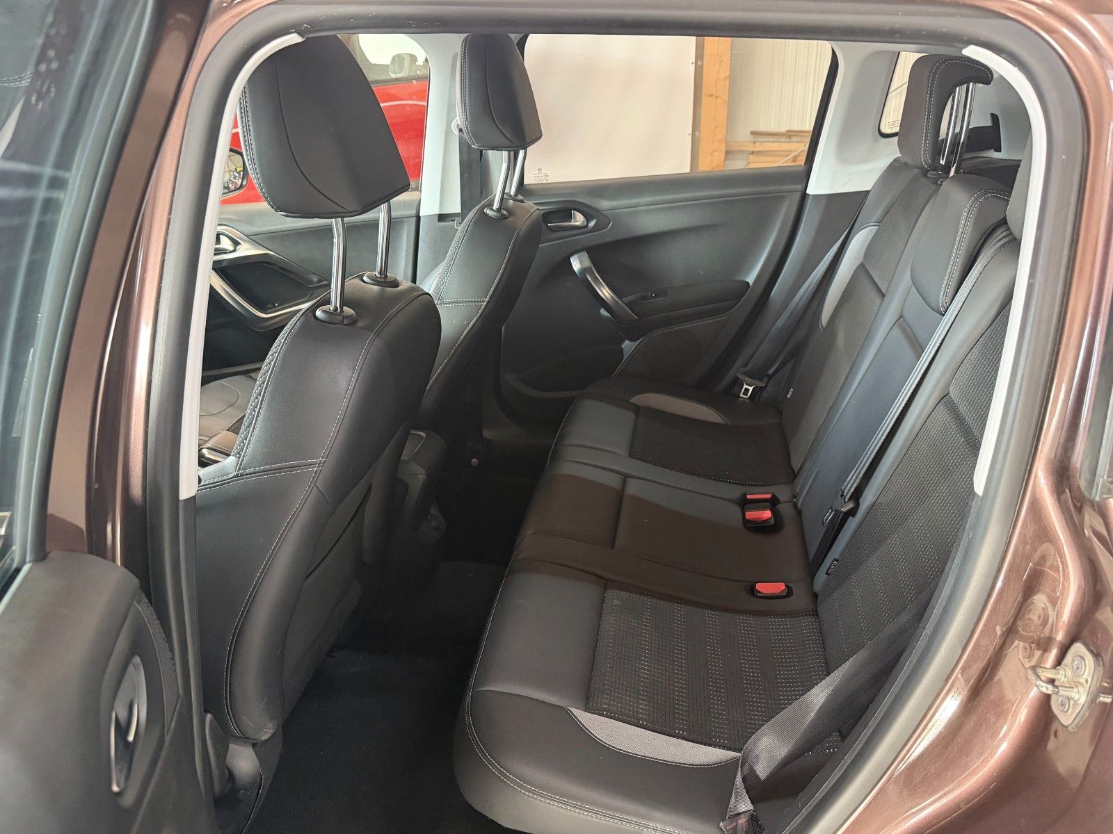 Peugeot 2008 BROWN Ansicht 10